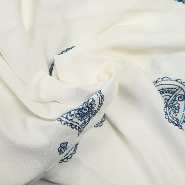 Cashmir -Iridescent Blue Jacket Viscose Crêpe White Fondo blanco