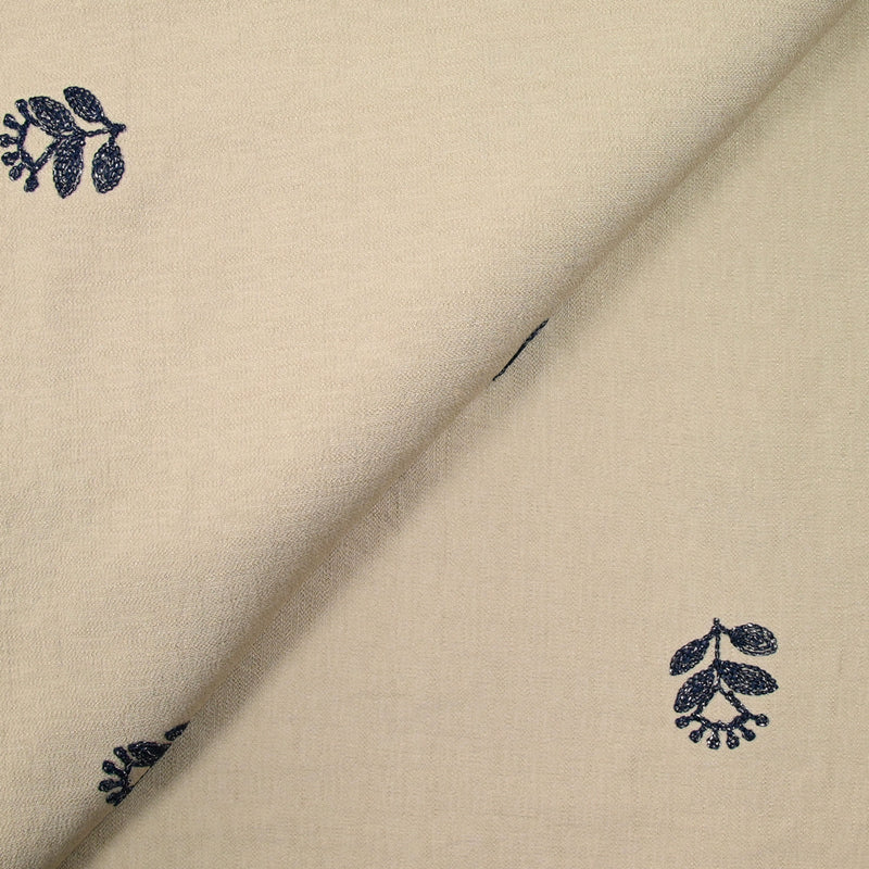 Crêpe viscosa flores iridiscentes bordadas fondo marino beige