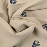 Crêpe viscosa flores iridiscentes bordadas fondo marino beige