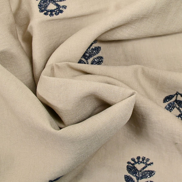 Crêpe viscosa flores iridiscentes bordadas fondo marino beige