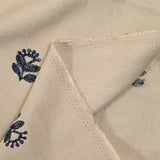 Crêpe viscosa flores iridiscentes bordadas fondo marino beige