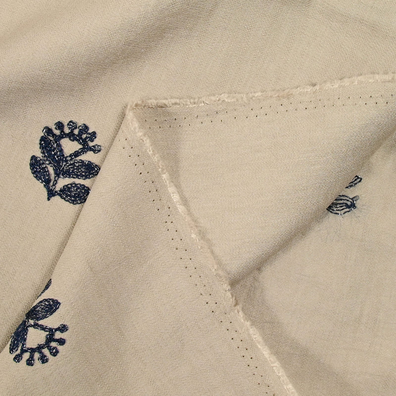 Crêpe viscosa flores iridiscentes bordadas fondo marino beige