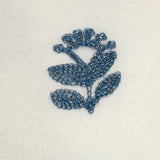 Crêpe viscosa flores bordadas fondo azul de fondo blanco fondo blanco