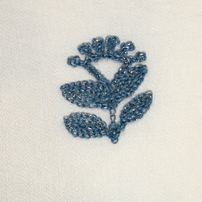 Crêpe viscosa flores bordadas fondo azul de fondo blanco fondo blanco