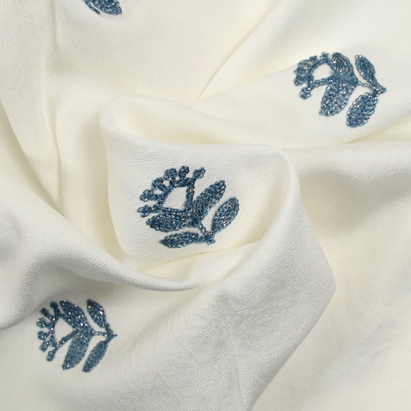 Crêpe viscosa flores bordadas fondo azul de fondo blanco fondo blanco
