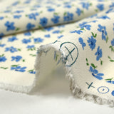 Crêpe viscose imprimé fleurs bleues fond écru