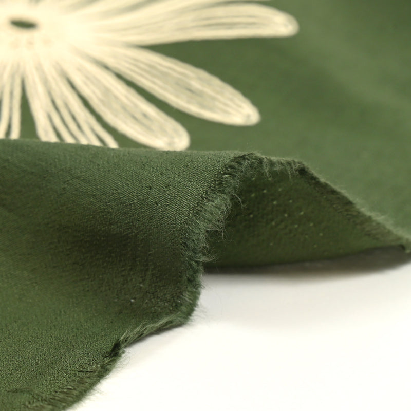 Crêpe viscose brodé marguerite fond kaki