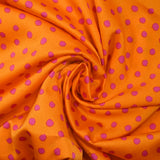 Crêpe satin de polyester imprimé à pois roses fond orange