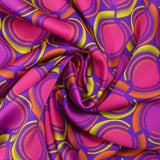 Crêpe satin de polyester imprimé rond rétro fond violet
