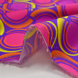 Crêpe satin de polyester imprimé rond rétro fond violet