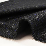 Maille Milano polyviscose triangle gris et indigo fond noir