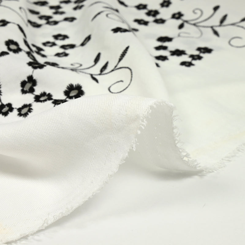 Twill de polyester embroidered Marguerite White background