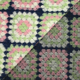 Laine mélangée fantaisie Granny Square rose et vert pastel fond marine