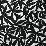 Viscosa estampada con hojas de bambú negras sobre fondo blanco