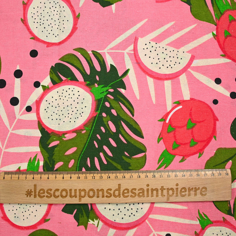 Polycoton imprimé monstera et fruit du dragon fond rose