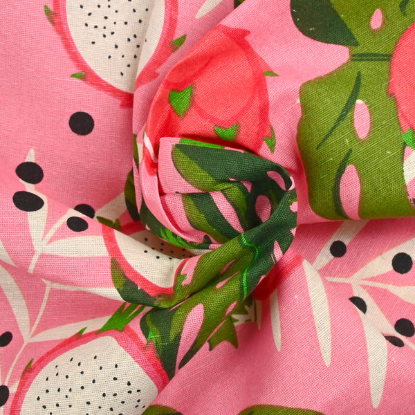 Polycoton imprimé monstera et fruit du dragon fond rose