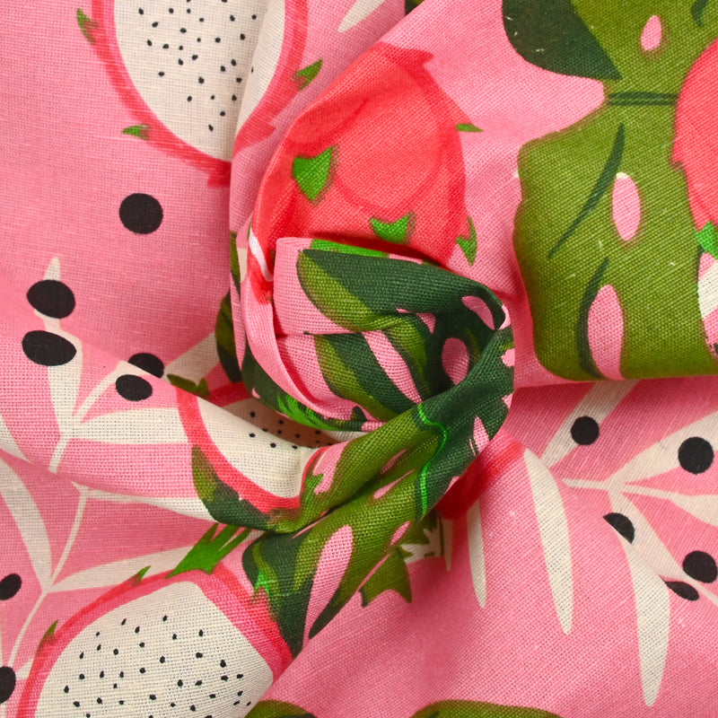 Polycoton imprimé monstera et fruit du dragon fond rose