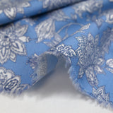 Viscose imprimée fleurs de Jaipur fond bleu ciel