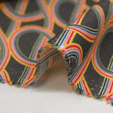 Viscose imprimée tourbillon arc-en-ciel fond gris