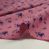 Viscose imprimée légère roses bleues fond rose