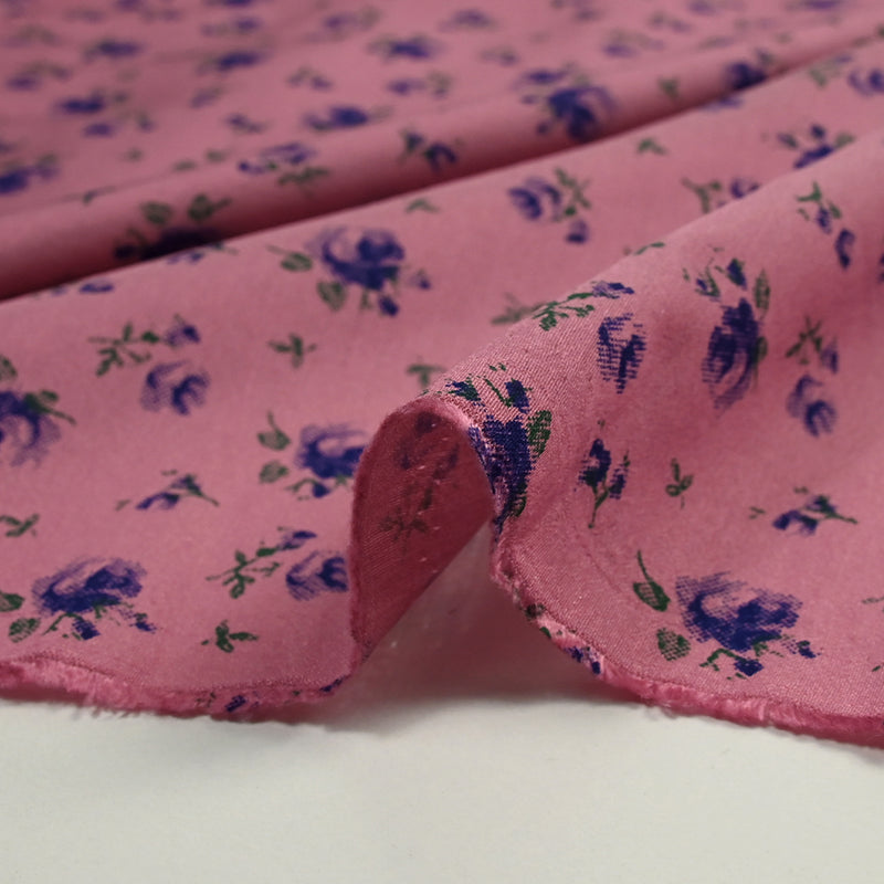 Viscose imprimée légère roses bleues fond rose