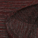 Malla fina de Lurex plisada en rojo y plata, fondo negro.