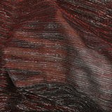 Malla fina de Lurex plisada en rojo y plata, fondo negro.