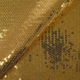 Sequins dorés sur mousseline