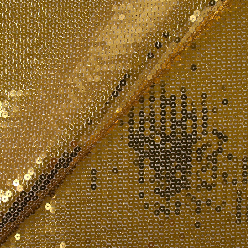 Sequins dorés sur mousseline