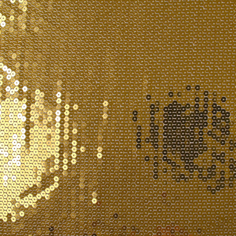 Sequins dorés sur mousseline