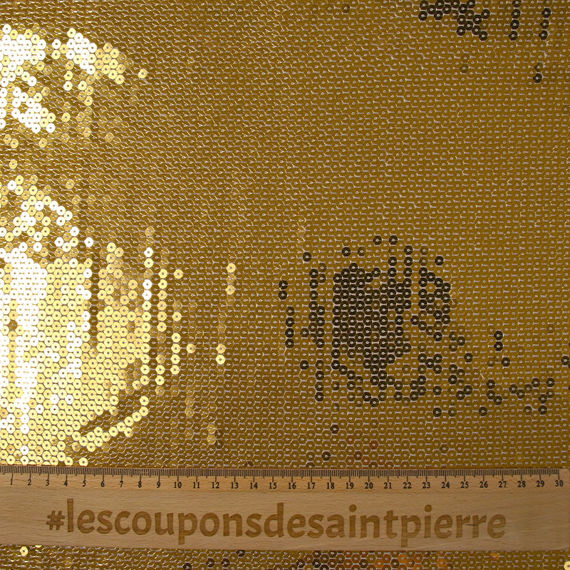 Sequins dorés sur mousseline