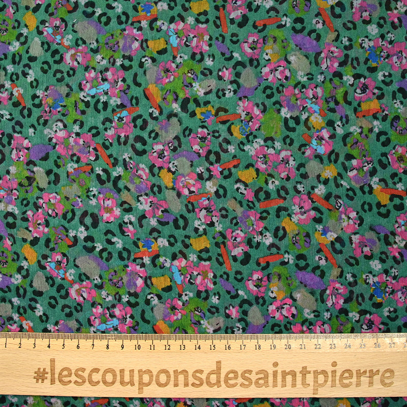 Mousseline crinkle imprimée léopard en fleurs fond vert canard