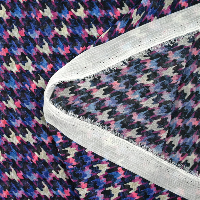 Mousseline crinkle imprimée pied-de-poule bleu et rose
