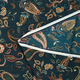 Mousseline imprimée cachemire en feuille fond bleu foncé