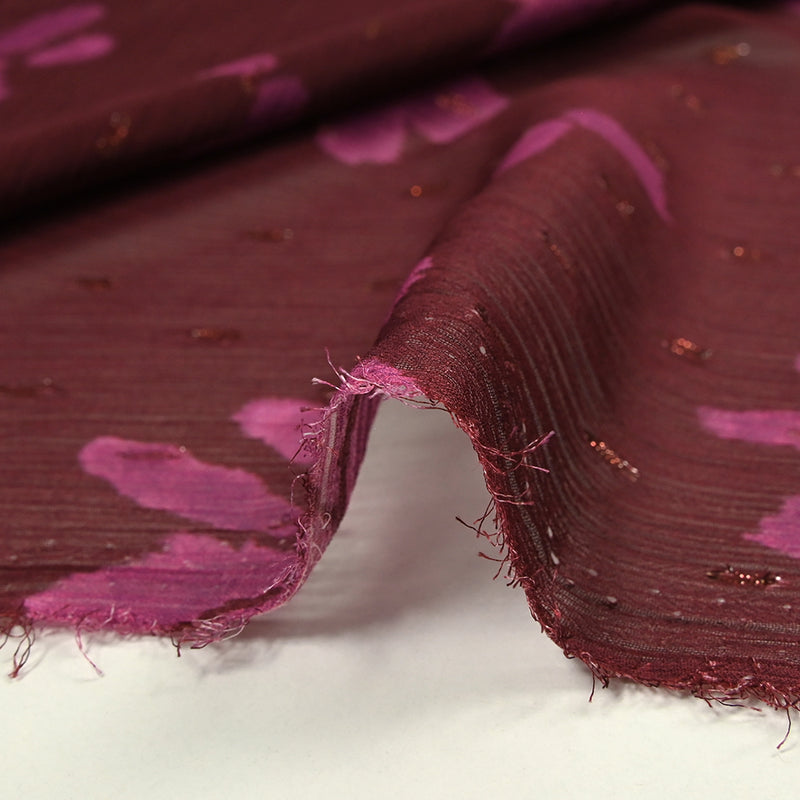 Mousseline crinkle imprimée plumetis lurex fleurs magenta fond pourpre