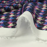 Mousseline crinkle imprimée pied-de-poule bleu et rose