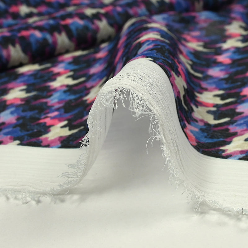 Mousseline crinkle imprimée pied-de-poule bleu et rose