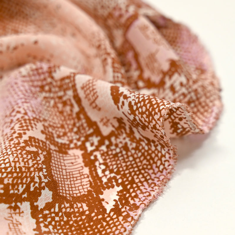Crêpe de chine en soie imprimé serpent fond rose