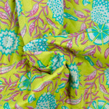 Coton matelassé double face ethnique et fleurs vert anis au mètre