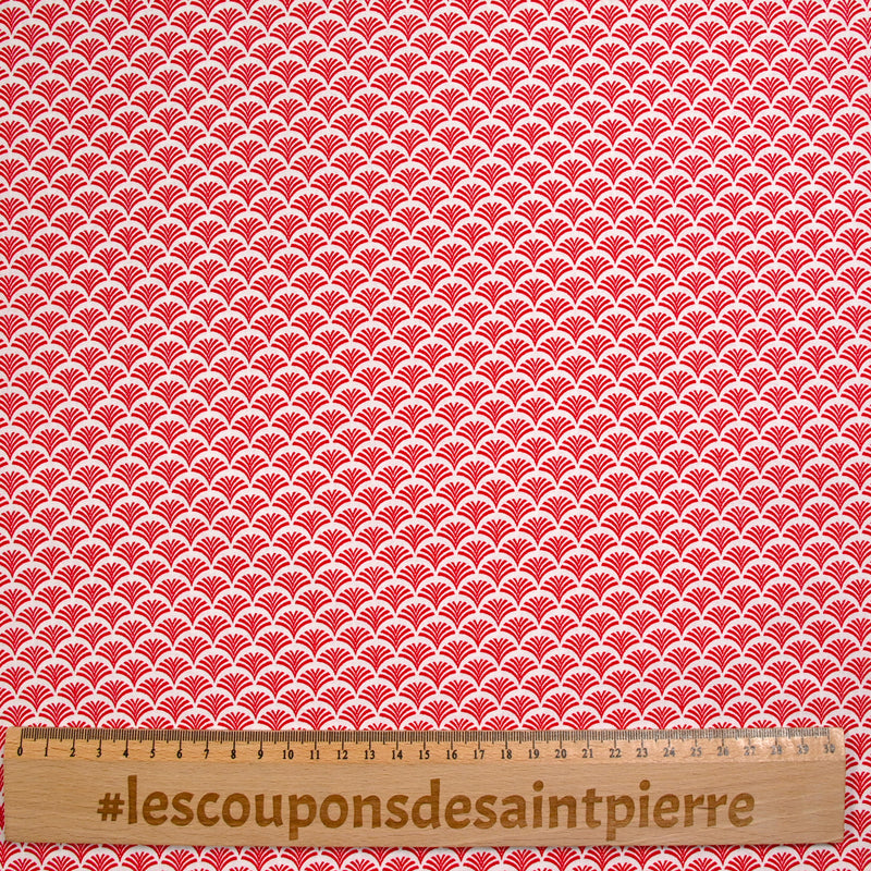 Fondo blanco con carcasa roja estampada con estampado de algodón