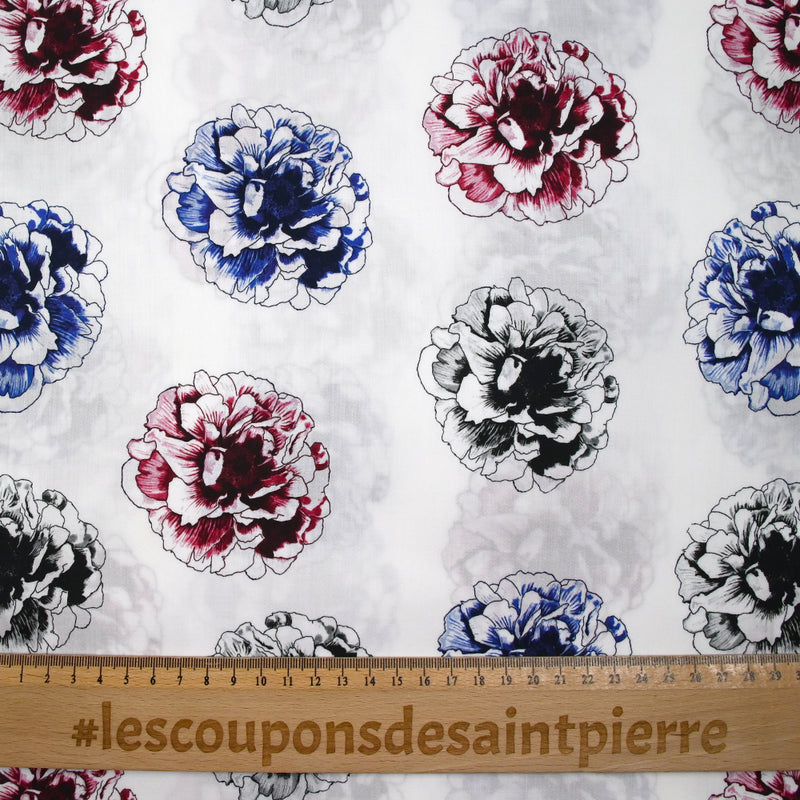 Coton satiné imprimé floraison bleu roi et lie de vin fond blanc