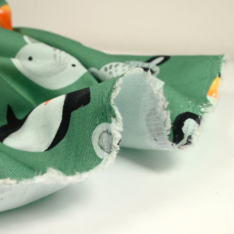 Gabardine de coton imprimé animaux fond vert