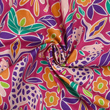 Coton imprimé amour de girafes fond fuchsia