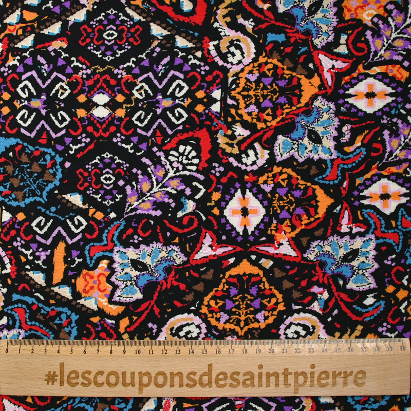 Viscose imprimée frénésie orange, rouge et violet fond noir