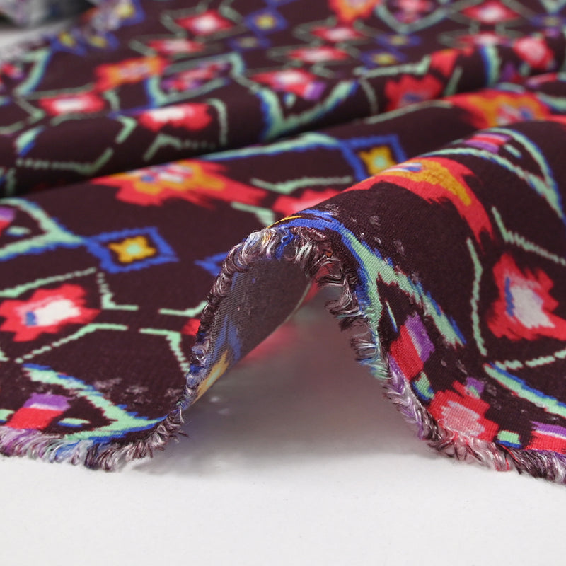Crêpe viscose imprimé éclat mystique fuchsia et vert d'eau fond lie de vin