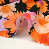 Viscose imprimée invasion florale fond noir