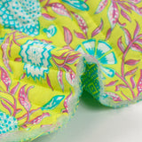Coton matelassé double face ethnique et fleurs vert anis au mètre