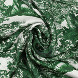 Satin de soie imprimé dans la jungle vert fond blanc