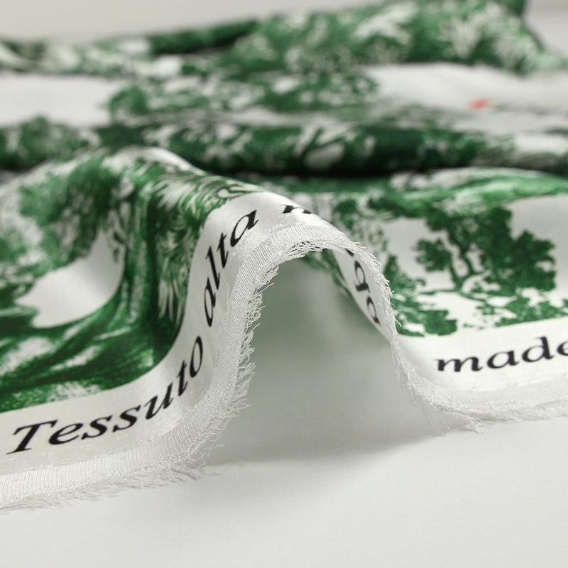 Satin de soie imprimé dans la jungle vert fond blanc