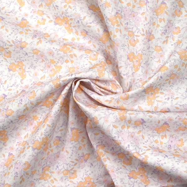 Coton imprimé fleurs du printemps pêche et parme fond blanc